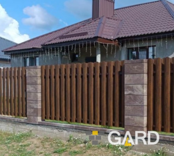 Пример забора с металлическим штакетником от GARD